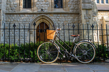 Fototapeta na wymiar Bicicleta apoyada en una reja cerca de Notting Hill, Londres