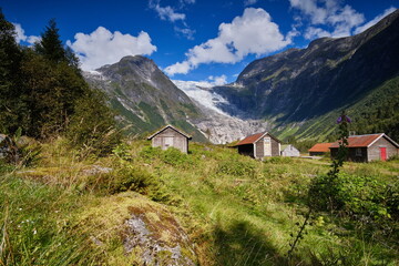 Fototapeta na wymiar Norwegen, Landschaft mit Gletscher, Siedlung und Berge