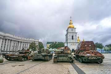 Wraki rosyjskich wozów bojowych w Kijowie - obrazy, fototapety, plakaty