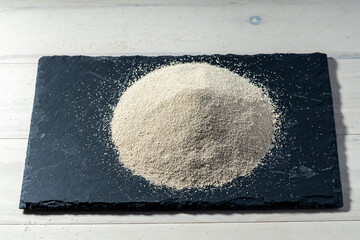 Dry yeast heaped with a slide