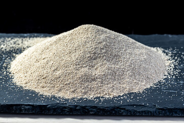 Dry yeast heaped with a slide