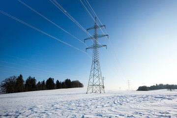 Strommast im Winter / Hochspannungsmast / Stromtrasse