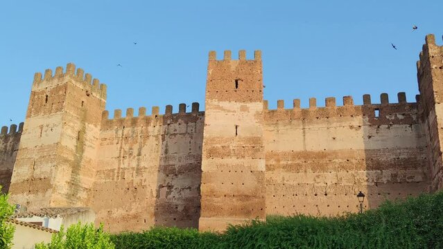 Vista de las murallas almenadas medievales del castillo Burgalimar de origen musulm&aacute;n en la villa de Ba&ntilde;os de la Encina, Espa&ntilde;a
