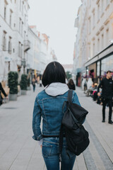 Naklejka premium female tourist walks around the city