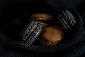 Crédence de cuisine en verre imprimé Macarons Sweet macaron dessert on black fabric napkin.