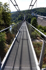 Rappbodetalsperre, Hängebrücke an der Staumauer