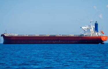 Naklejka premium shipping tanker transporting oil and fuel across the ocean
