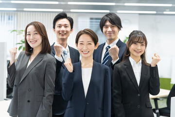 Fototapeta premium ガッツポーズする笑顔の5人グループ