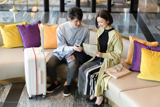 旅のプランを確認する男女