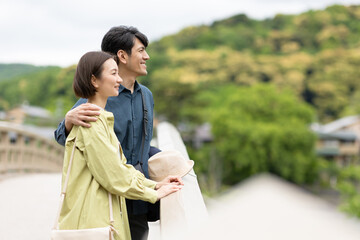 観光する男女