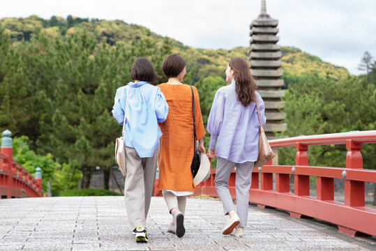 観光する女性