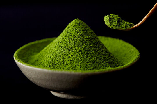 器に入った抹茶の粉