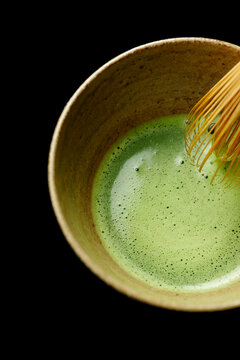器に入った抹茶と茶筅