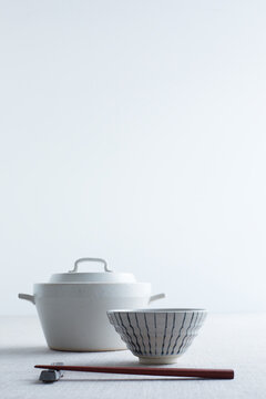 土鍋と茶碗と箸