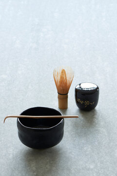 石板の上のお茶の道具