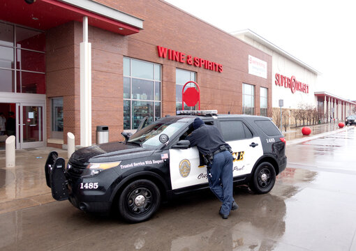 St. Paul Police Guarding The  Midway Target During The Covid Pandemic.and Checking Any Violence. St Paul Minnesota MN USA