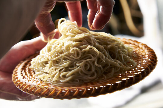 蕎麦を盛る工程写真