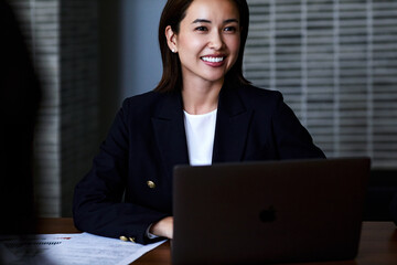 会議室で打ち合わせする男女