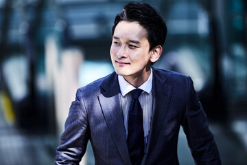 スーツ姿でオフィスエリアを歩くビジネスマン