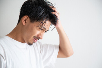 髪の毛を気にする男性
