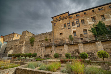Típica calle de vivienda en el casco histórico de Vitoria-Gasteiz. España