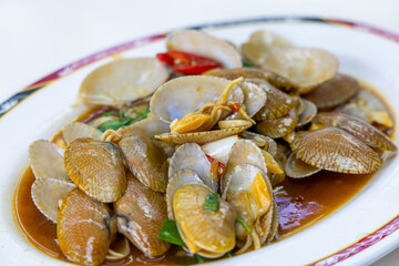 Fry clam with basil sauce dish