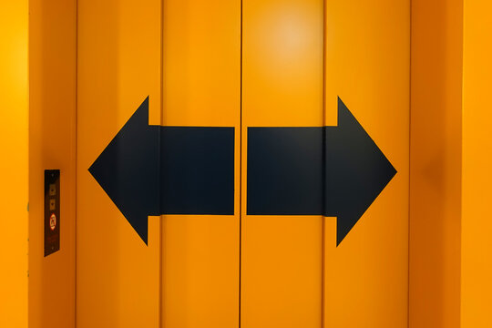Doppelpfeil Symbol Lift T&uuml;re &ouml;ffnen
