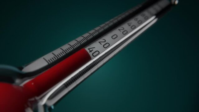 3D thermometer showing a drop in temperature and freezing