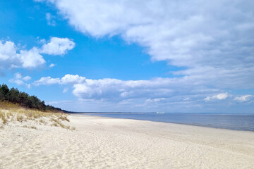 Fototapeta na wymiar Empty sandy seashore on a sunny day.