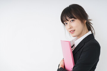 オフィスで書類を持つ若い女性