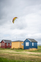 Kleine Häuschen in ærøskøbing und ein Kite im Himmel