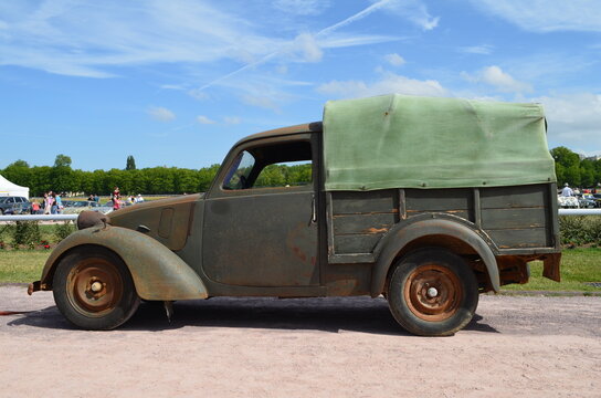 Vieille voiture Simca au "R&eacute;troFestival " &agrave; Caen (Calvados - Normandie - France) - Juin 2015