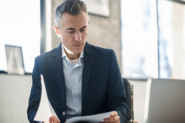 Fototapeta premium Businessman in the office working and looking concentrated