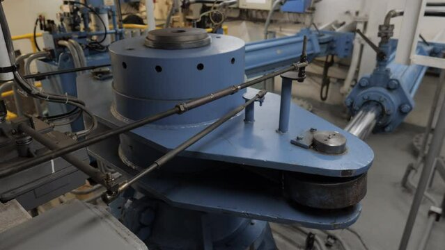Hydraulic steering gear with linkage rod of rudder angle transmitter