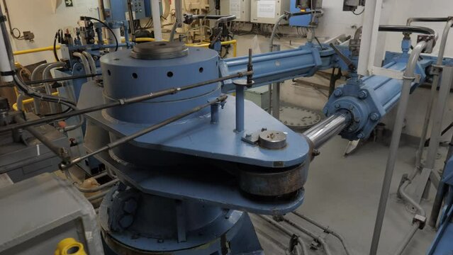 Steering gear with linkage rod of rudder angle transmitter