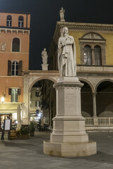 Fototapeta na wymiar The beautiful Square Dante in Verona illuminated at night