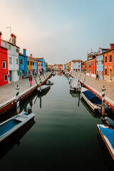 Fototapeta na wymiar Picturesque canal street with tourists and colorful houses in Burano