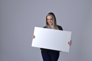 mulher linda social segurando placa branca assinar promoção 