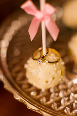 Verlobungsring mit Diamant auf Cakepop