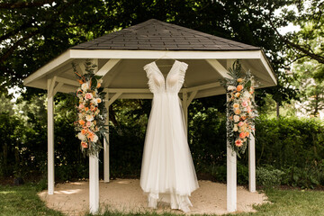 Klassisches, elegantes Brautkleid mit Blumen 