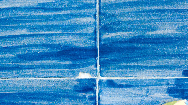 Azulejos con dise&ntilde;o de trazos azules 