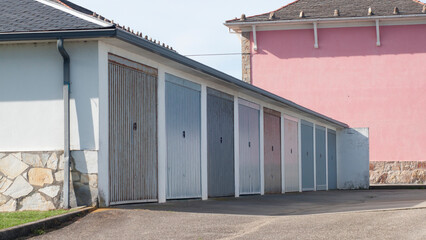 Fototapeta premium Puertas de garage en fila en tonos de azul
