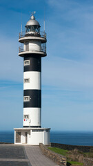 Fototapeta premium Faro pintado a franjas en blanco y negro 
