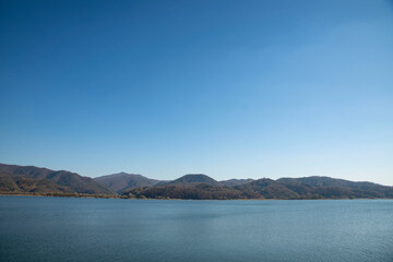 맑은날의 호수 풍경