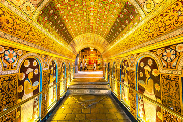 Temple of the Tooth Relic, famous temple housing tooth relic of the Buddha, UNESCO World Heritage Site, Kandy, Sri Lanka, Asia. - obrazy, fototapety, plakaty