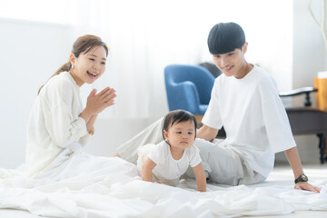 Fototapeta premium 赤ちゃんがいる家族