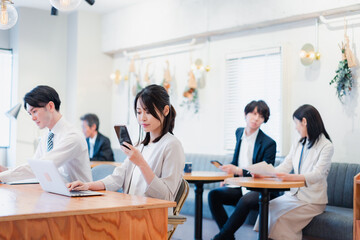 カフェで仕事をするビジネスパーソン