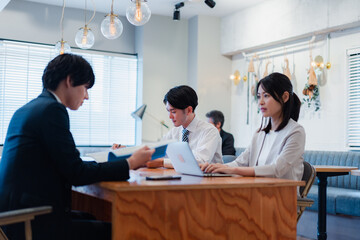 カフェで仕事をするビジネスパーソン