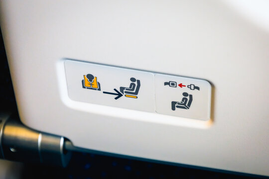 飛行機のシートベルト着用案内・クローズアップ