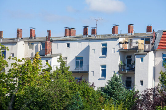 Weisse Wohngeb&auml;ude, Hinterhof, Altbau, Wilhelmshaven, Niedersachsen, Deutschland